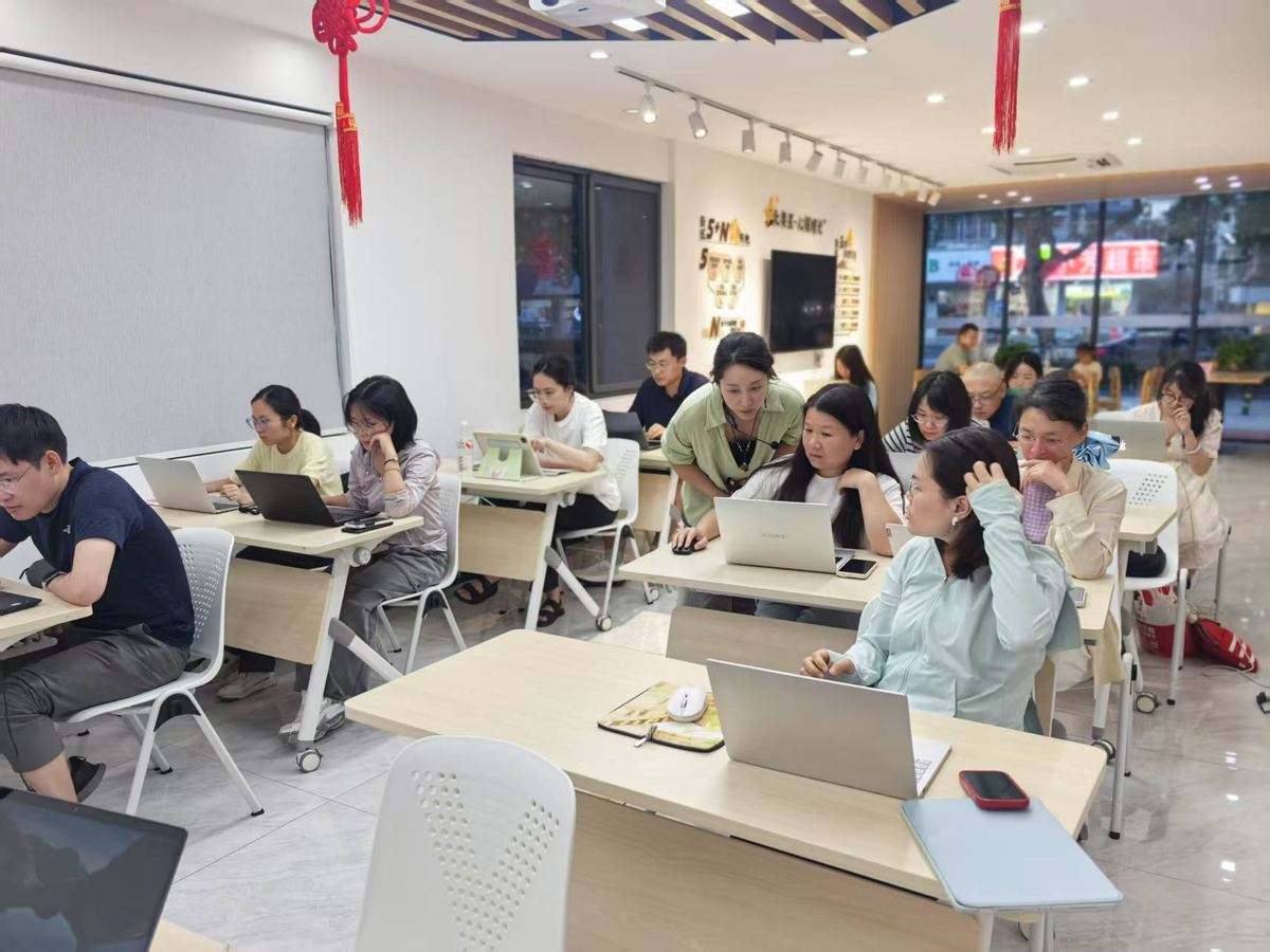 杭州西溪街道 AI 夜校授课现场